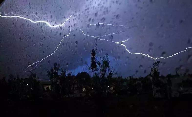 暴雨來襲，請注意人身安全