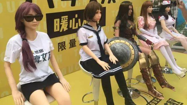 高傲的“單身”還是選擇人體硅膠娃娃？